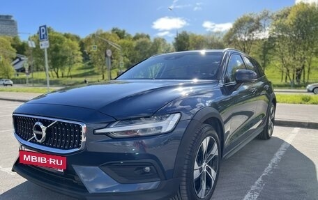 Volvo V60 Cross Country II, 2019 год, 4 100 000 рублей, 3 фотография
