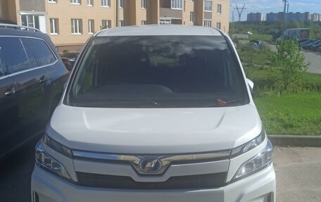 Toyota Voxy III, 2018 год, 2 450 000 рублей, 3 фотография