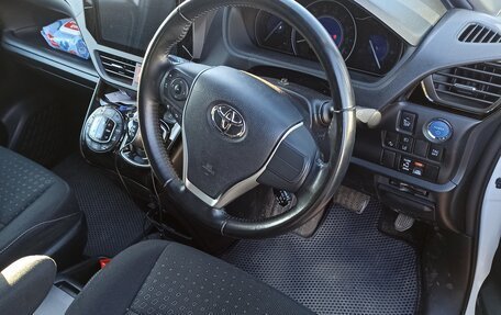 Toyota Voxy III, 2018 год, 2 450 000 рублей, 9 фотография