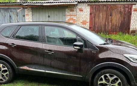Renault Kaptur I рестайлинг, 2017 год, 2 000 000 рублей, 2 фотография