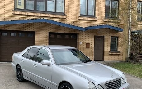 Mercedes-Benz E-Класс, 2001 год, 1 300 000 рублей, 2 фотография