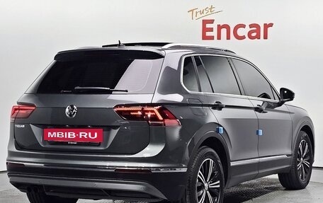 Volkswagen Tiguan II, 2020 год, 2 300 000 рублей, 2 фотография