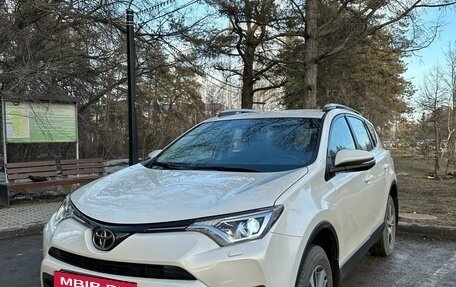 Toyota RAV4, 2017 год, 2 695 000 рублей, 2 фотография