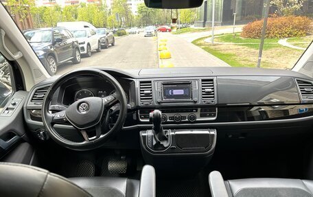 Volkswagen Multivan T6 рестайлинг, 2016 год, 3 950 000 рублей, 26 фотография