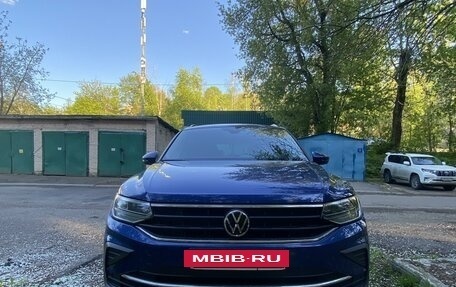 Volkswagen Tiguan II, 2021 год, 3 400 000 рублей, 2 фотография