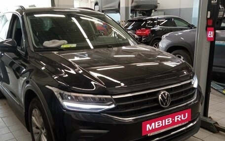 Volkswagen Tiguan II, 2021 год, 2 632 000 рублей, 2 фотография