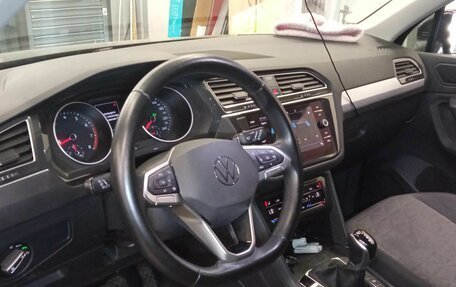 Volkswagen Tiguan II, 2021 год, 2 632 000 рублей, 5 фотография