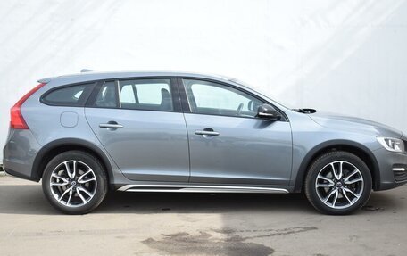 Volvo V60 Cross Country II, 2018 год, 2 247 000 рублей, 4 фотография