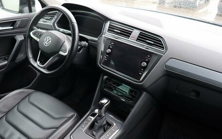 Volkswagen Tiguan II, 2021 год, 2 850 000 рублей, 13 фотография