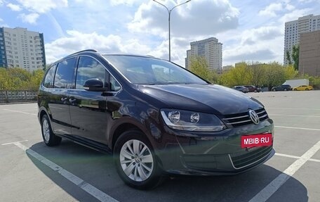 Volkswagen Sharan II, 2017 год, 2 750 000 рублей, 2 фотография