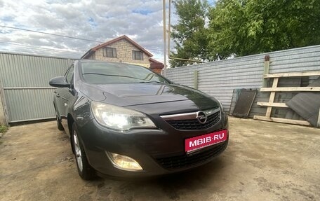 Opel Astra J, 2011 год, 900 000 рублей, 1 фотография