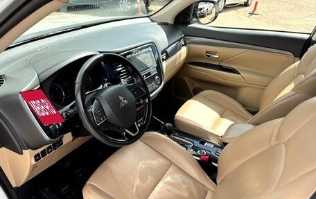 Mitsubishi Outlander III рестайлинг 3, 2019 год, 2 700 000 рублей, 16 фотография
