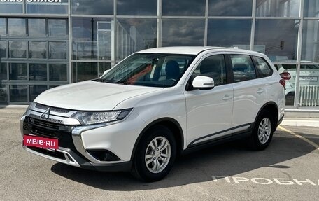 Mitsubishi Outlander III рестайлинг 3, 2019 год, 2 499 990 рублей, 3 фотография