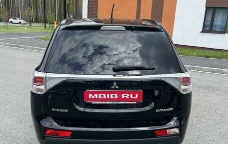 Mitsubishi Outlander III рестайлинг 3, 2014 год, 1 920 000 рублей, 2 фотография