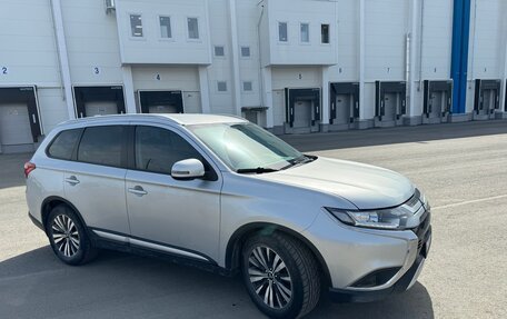 Mitsubishi Outlander III рестайлинг 3, 2018 год, 2 170 000 рублей, 3 фотография