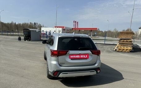 Mitsubishi Outlander III рестайлинг 3, 2018 год, 2 170 000 рублей, 5 фотография