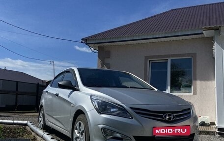 Hyundai Solaris II рестайлинг, 2015 год, 1 070 000 рублей, 2 фотография