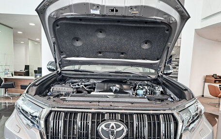 Toyota Land Cruiser Prado 150 рестайлинг 2, 2021 год, 8 941 000 рублей, 9 фотография