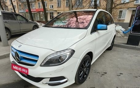 Mercedes-Benz B-Класс, 2015 год, 1 995 000 рублей, 4 фотография