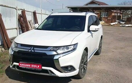 Mitsubishi Outlander III рестайлинг 3, 2022 год, 2 990 000 рублей, 1 фотография