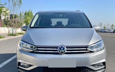 Volkswagen Touran III, 2021 год, 1 980 000 рублей, 2 фотография