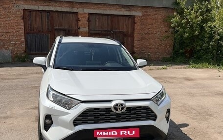 Toyota RAV4, 2019 год, 3 000 000 рублей, 2 фотография