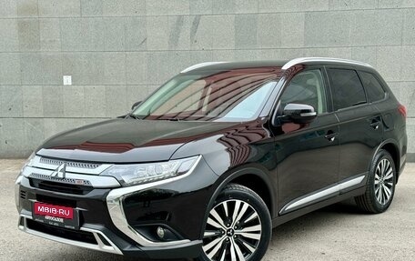 Mitsubishi Outlander III рестайлинг 3, 2019 год, 2 799 000 рублей, 1 фотография