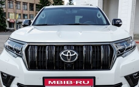 Toyota Land Cruiser Prado 150 рестайлинг 2, 2022 год, 7 990 000 рублей, 2 фотография