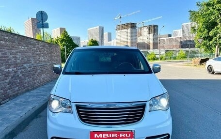 Chrysler Voyager IV, 2014 год, 1 885 000 рублей, 2 фотография