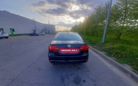 Volkswagen Jetta VI, 2011 год, 900 000 рублей, 4 фотография