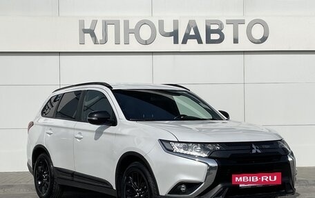 Mitsubishi Outlander III рестайлинг 3, 2020 год, 2 620 000 рублей, 3 фотография