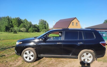 Toyota Highlander III, 2011 год, 1 800 000 рублей, 2 фотография