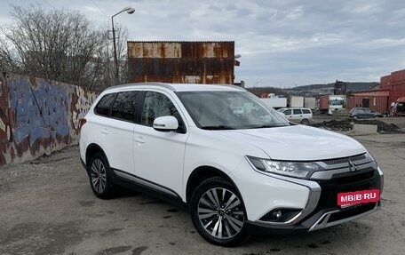 Mitsubishi Outlander III рестайлинг 3, 2020 год, 3 290 000 рублей, 2 фотография