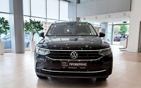 Volkswagen Tiguan II, 2021 год, 4 249 000 рублей, 2 фотография