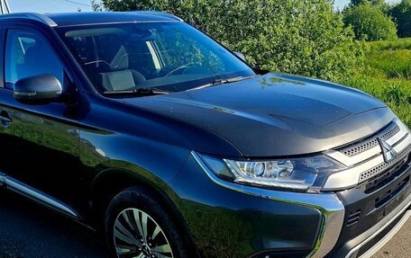 Mitsubishi Outlander III рестайлинг 3, 2021 год, 2 430 000 рублей, 2 фотография