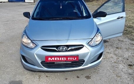 Hyundai Solaris II рестайлинг, 2013 год, 850 000 рублей, 2 фотография