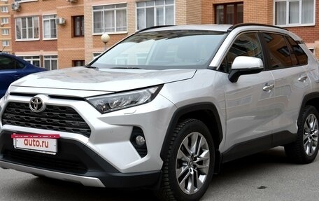 Toyota RAV4, 2020 год, 3 900 000 рублей, 2 фотография