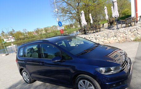 Volkswagen Touran III, 2019 год, 1 975 000 рублей, 3 фотография