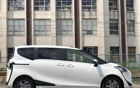 Toyota Sienta II, 2021 год, 1 010 000 рублей, 6 фотография