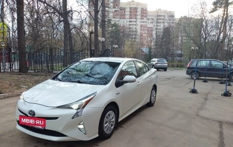 Toyota Prius IV XW50, 2017 год, 1 980 000 рублей, 5 фотография