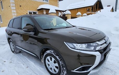 Mitsubishi Outlander III рестайлинг 3, 2018 год, 2 200 000 рублей, 2 фотография