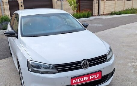 Volkswagen Jetta VI, 2014 год, 1 120 000 рублей, 2 фотография