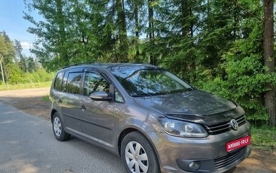 Volkswagen Touran III, 2012 год, 995 000 рублей, 1 фотография