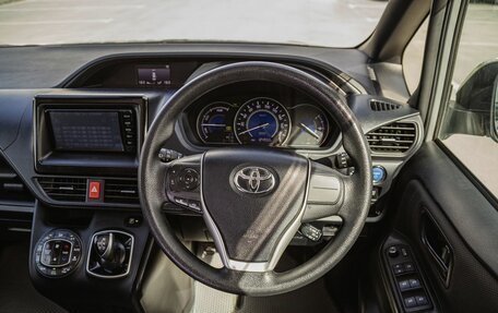 Toyota Voxy III, 2018 год, 2 300 000 рублей, 10 фотография