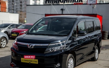 Toyota Voxy III, 2014 год, 1 999 000 рублей, 2 фотография