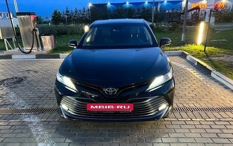 Toyota Camry, 2018 год, 3 390 000 рублей, 2 фотография