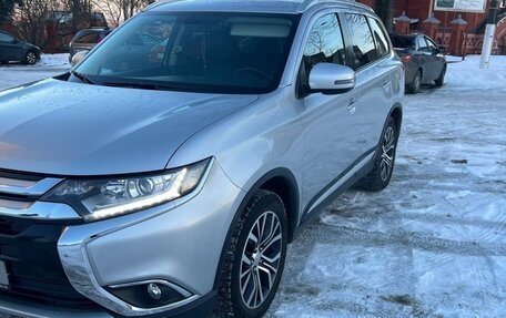 Mitsubishi Outlander III рестайлинг 3, 2017 год, 2 400 000 рублей, 3 фотография