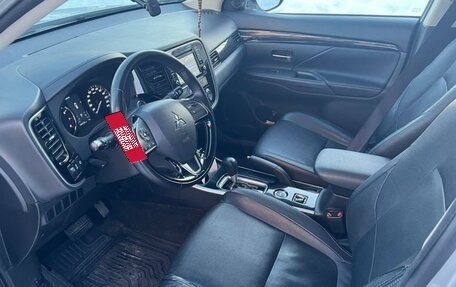 Mitsubishi Outlander III рестайлинг 3, 2017 год, 2 400 000 рублей, 8 фотография