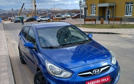 Hyundai Solaris II рестайлинг, 2011 год, 720 000 рублей, 2 фотография