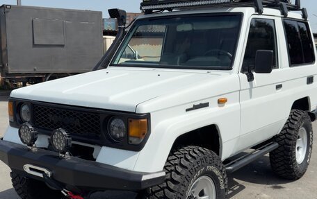 Toyota Land Cruiser 70, 1990 год, 2 670 000 рублей, 2 фотография